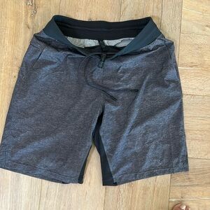 Lululemon Men’s Gray shorts in small